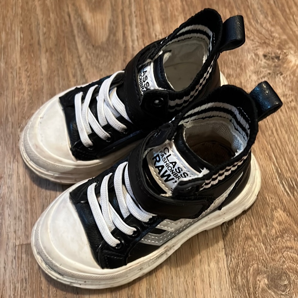 Size Eur22 Toddler Boys high tops